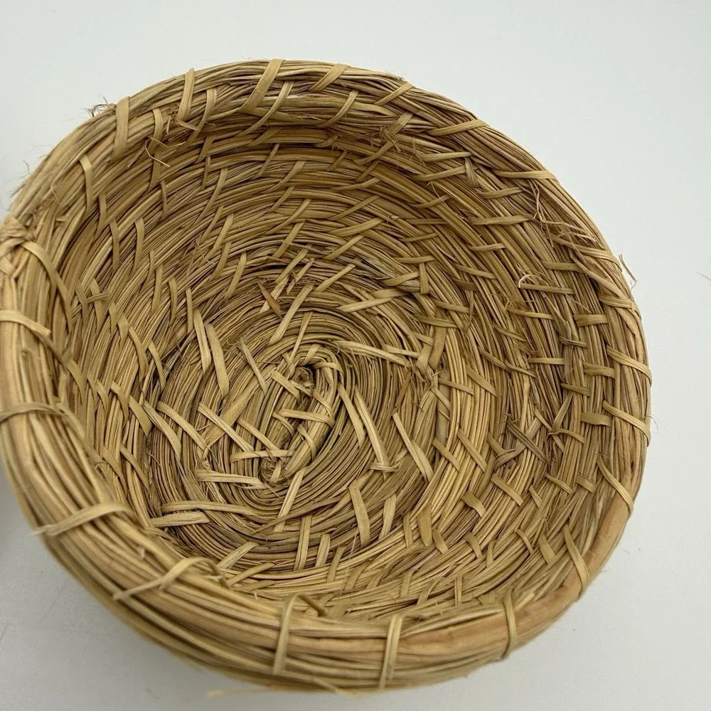 Vtg Woven Straw Basket Lidded Raffia‎ Trinket Box Cream Floral Design Boho MCM